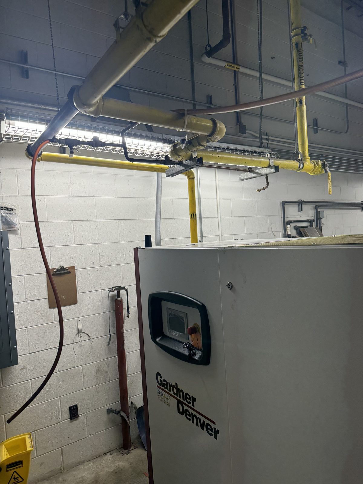 Compressor controller readings recorded during a documented maintenance visit