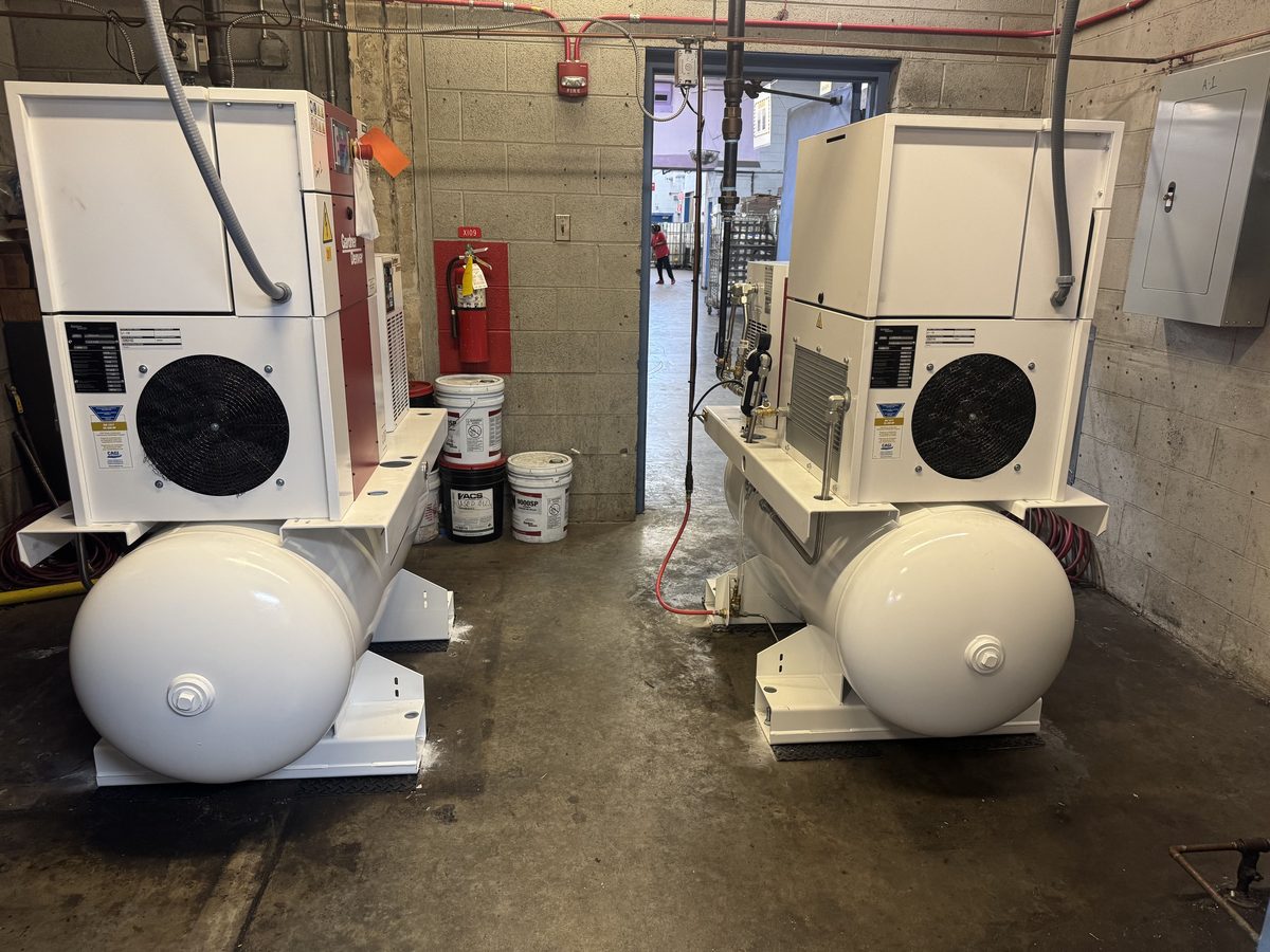 Dual rotary screw compressor installation with receiver tanks