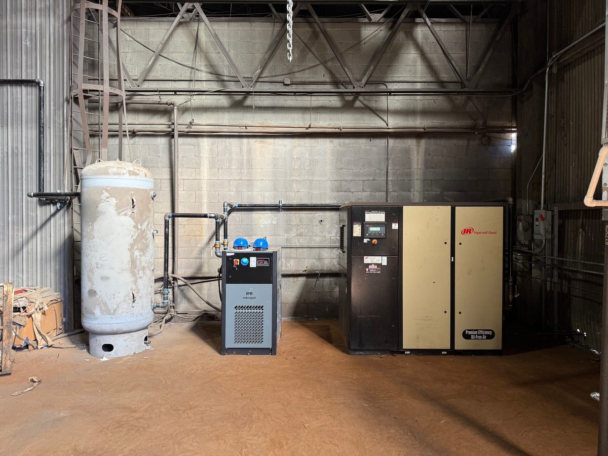 Ingersoll Rand rotary screw compressor with refrigerated dryer and vertical tank