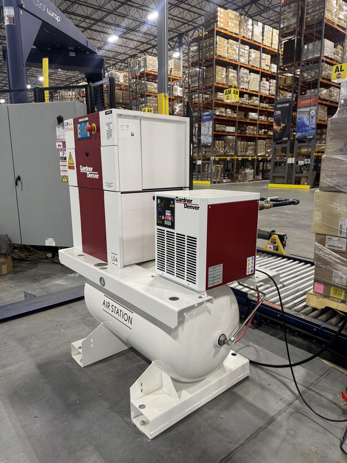 Rotary screw compressor installed in an active distribution warehouse