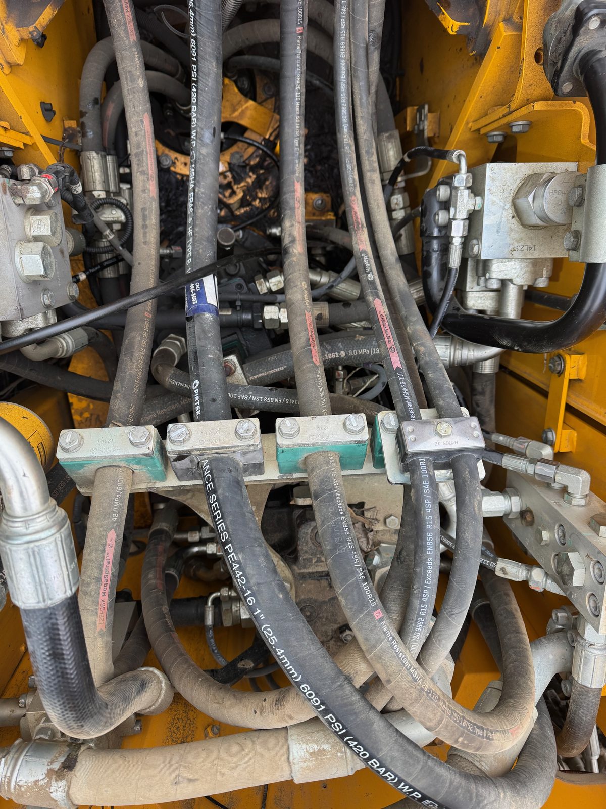 Hydraulic hose bundle and fittings on heavy mobile equipment